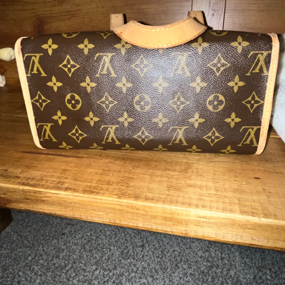 Louis Vuitton Purse - Picture 7 of 9